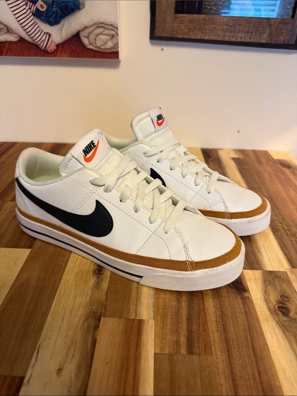 Nike women's White Leather Low-Top Sneakers